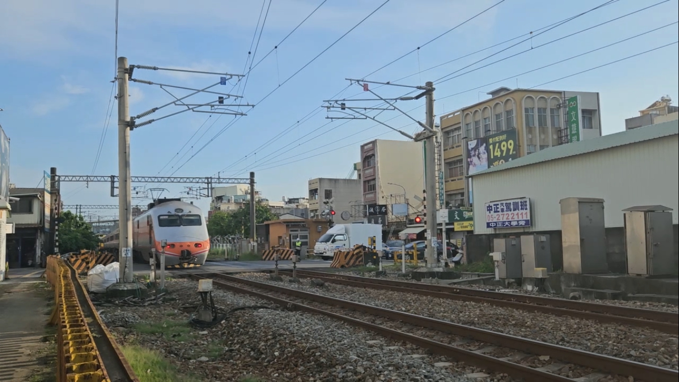 因火車經過而正在停擋的東榮路平交道